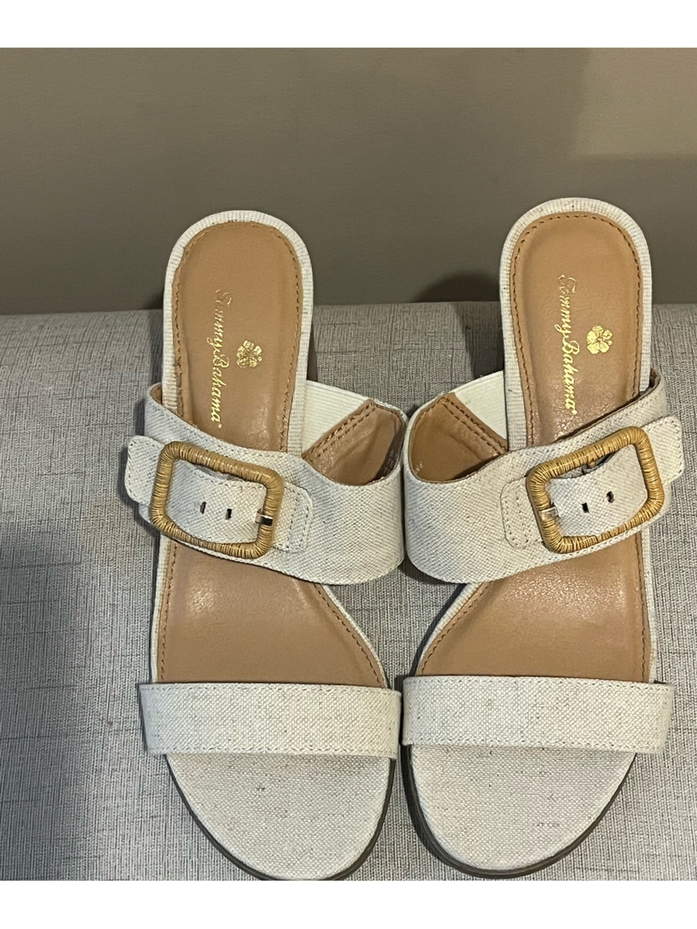 Tommy Bahama Cream Slide Sandals with Tan Buckle Detail